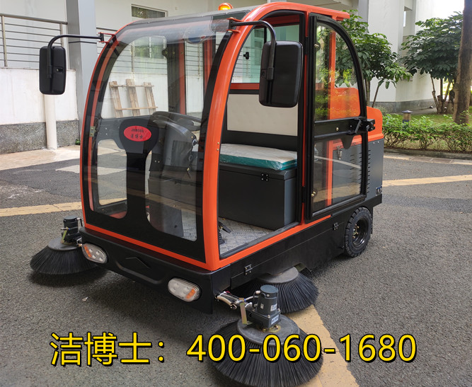 潔博士駕駛掃地車客戶案例-大連漢普匠新精密機(jī)械有限公司